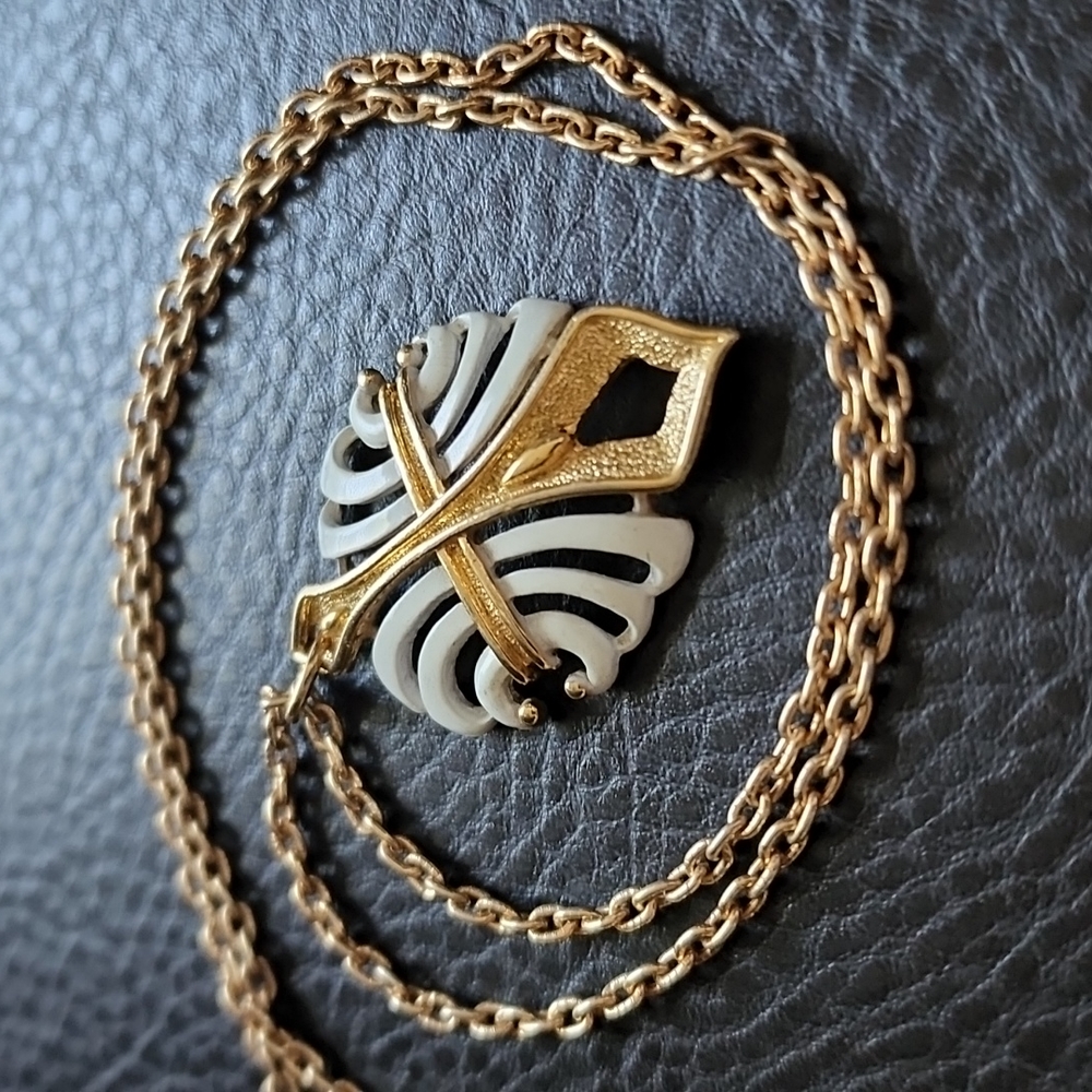 VTG JJ necklace